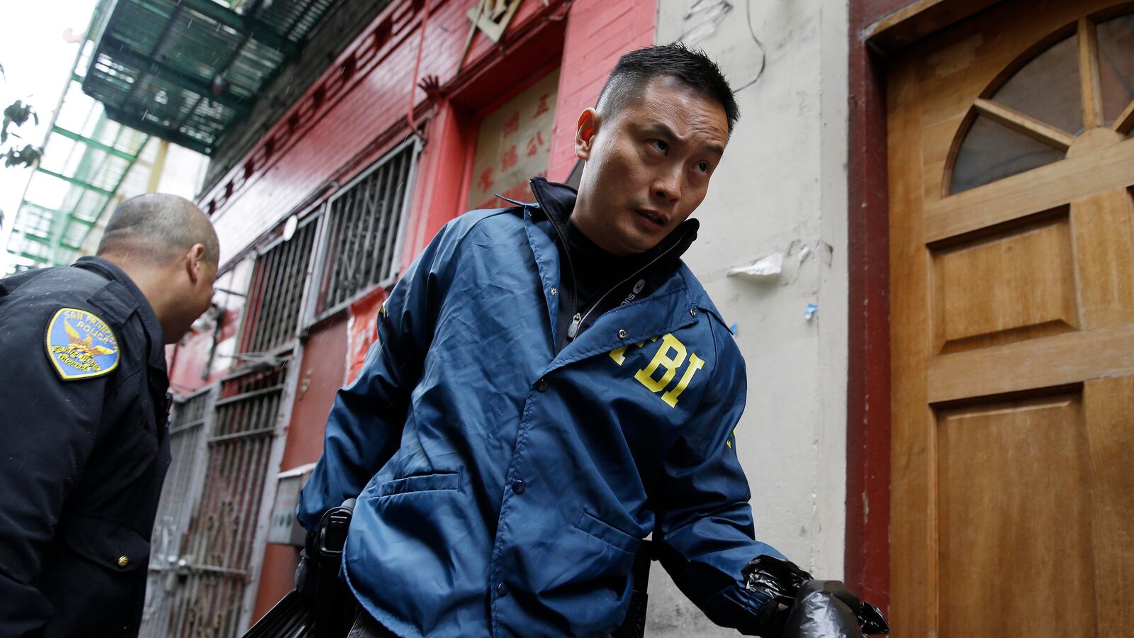 articles/2014/04/06/the-media-s-selective-political-scandal-addiction/140403-christie-power-corruption-tease_c14z91