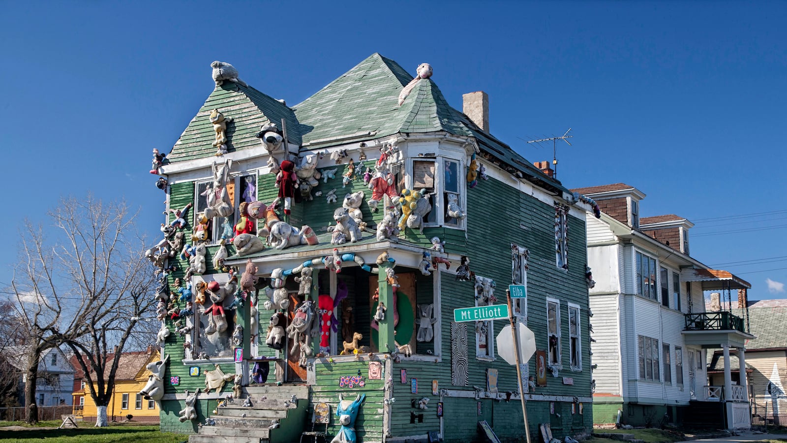 articles/2014/03/14/who-is-burning-down-detroit-s-world-famous-street-art/140313-fassinger-detroit-tease_qbiijm