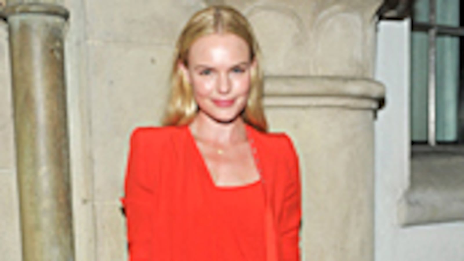 articles/2010/12/20/fashion-flash-paint-the-town-red/fashion-flash---1216_148438_c8o550