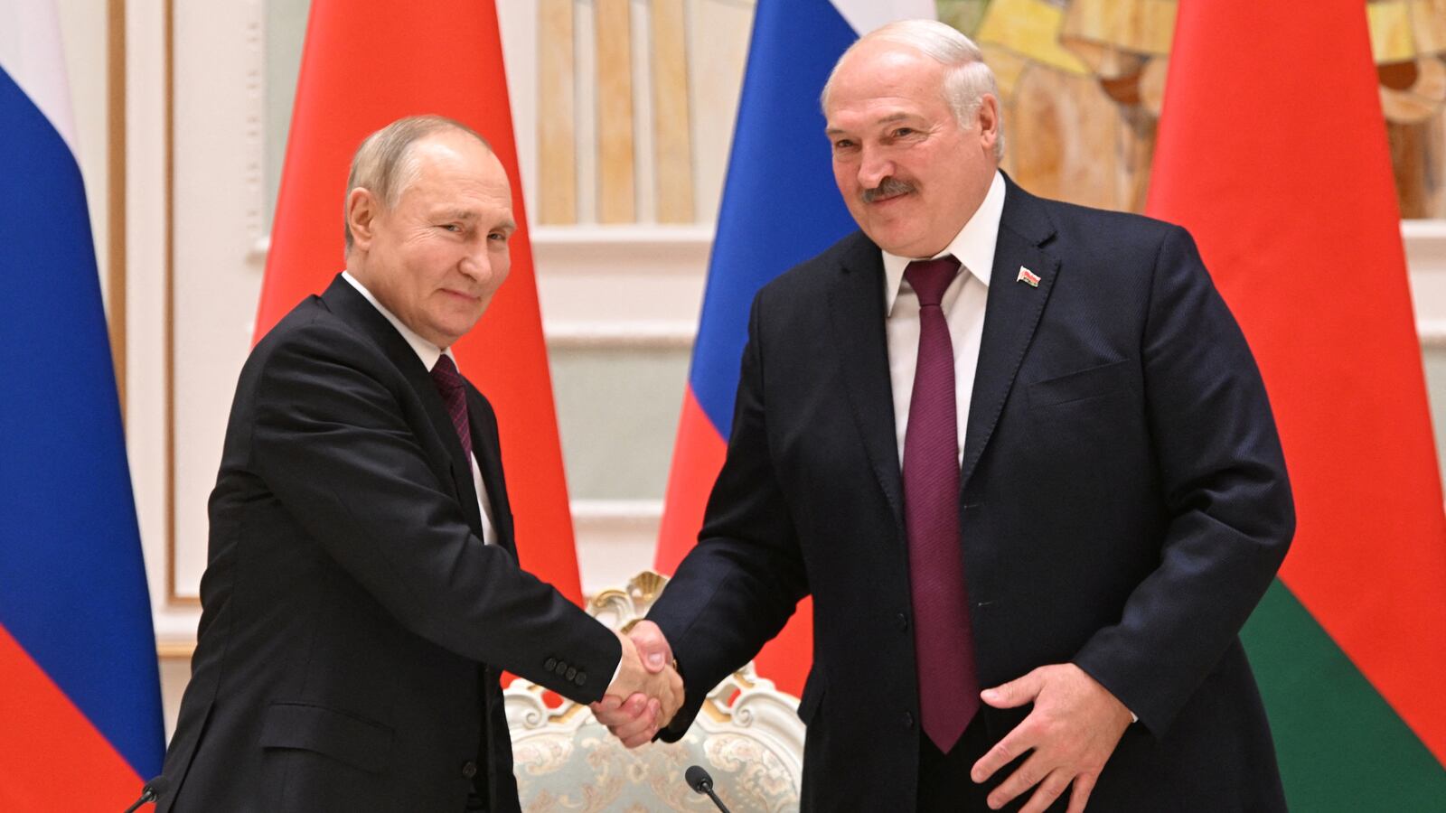 2022-12-19T195151Z_2098987516_RC279Y98IZ4Q_RTRMADP_3_UKRAINE-CRISIS-PUTIN-LUKASHENKO_q5yqct