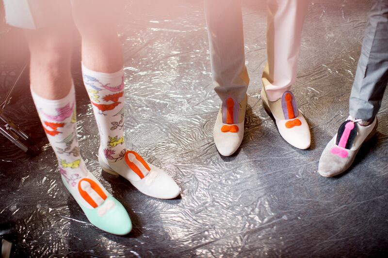 galleries/2013/07/01/backstage-at-men-s-fashion-week-in-paris-and-milan-spring-summer-2014-photos/130630-backstage-fashion-walter-van-bierendonck3_czlv50