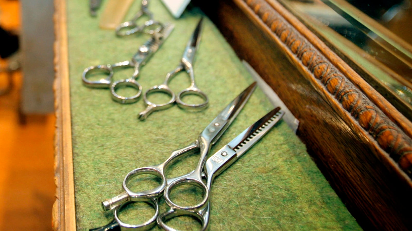 2005-11-01T120000Z_214612959_RP2DSFILQKAC_RTRMADP_3_HURRICANES-BUSINESSES_zhoolu