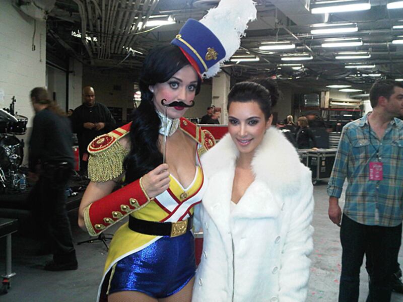 galleries/2010/12/16/celebrity-twitter-photos/twitpi1216---kardashian_caon0n
