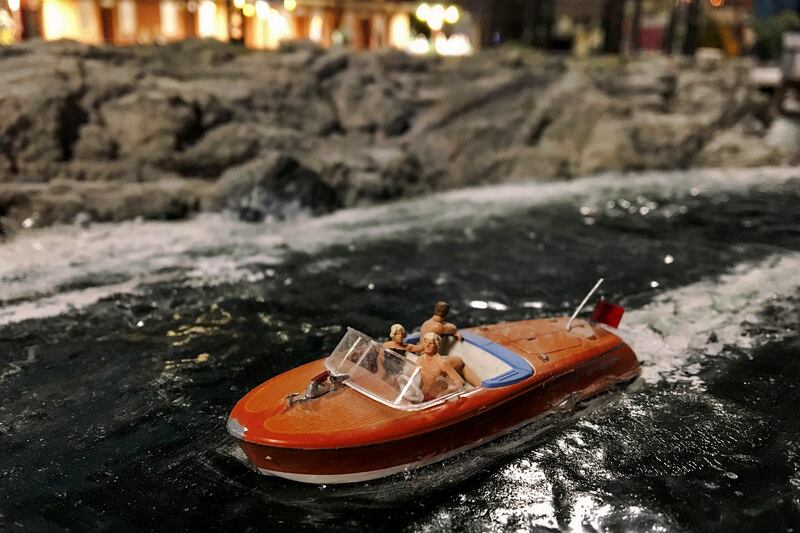 galleries/2017/04/06/miniaturists-lavish-big-love-on-their-small-world-recreations-of-global-landmarks/170406-Gulliver-gate-GAL-11_clbya2