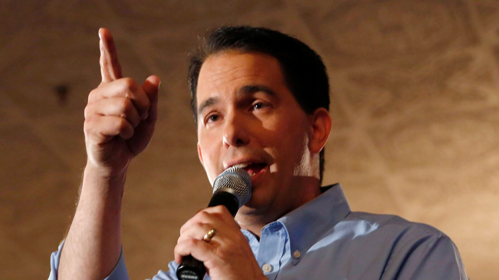 cheats/2014/06/27/prosecutor-no-charges-for-gov-walker/140627-scott-walker-cheat_w9umh1