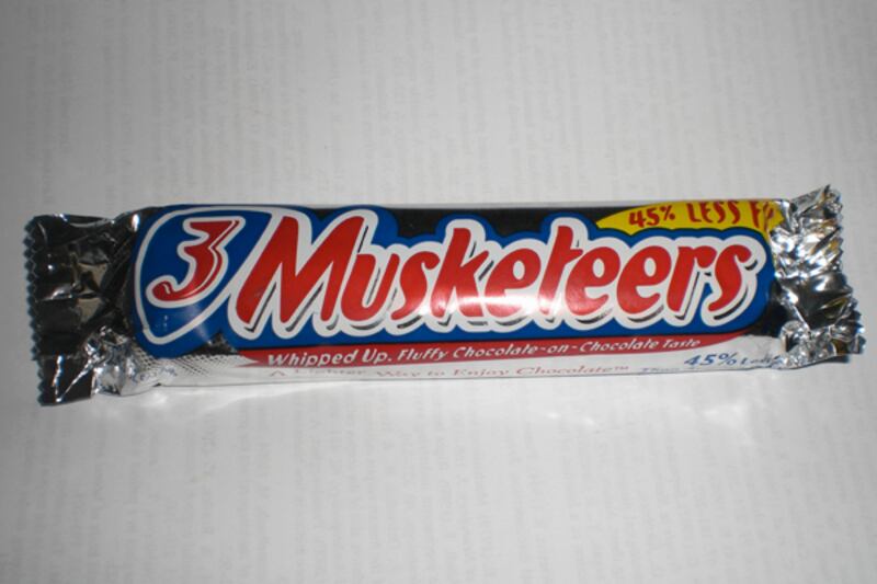 galleries/2011/10/14/most-fattening-halloween-candy-snickers-twix-kit-kat-candy-corn-photos/deadliest-halloween-candy-most-fattening-gal-3-musketeers_yysazy