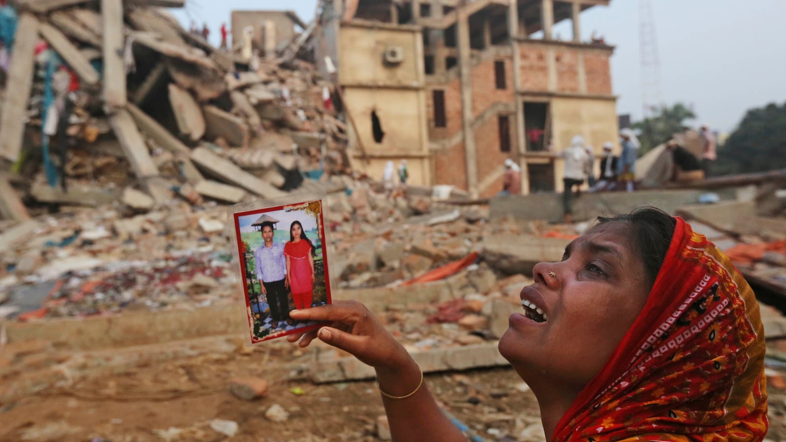 cheats/2013/04/26/tear-gas-fired-at-bangladesh-protesters/130426-bangladesh-building-protests-cheat_a9gwpe