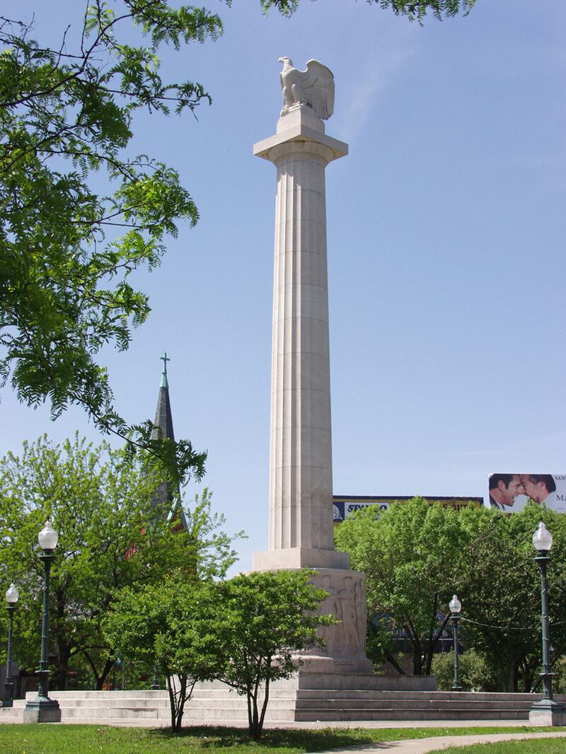 galleries/2013/09/01/nine-perfect-picnic-spots-around-the-world-photos/centennial-monument-logan-square-chicago-insadco-photography-alamy_tfxzh8