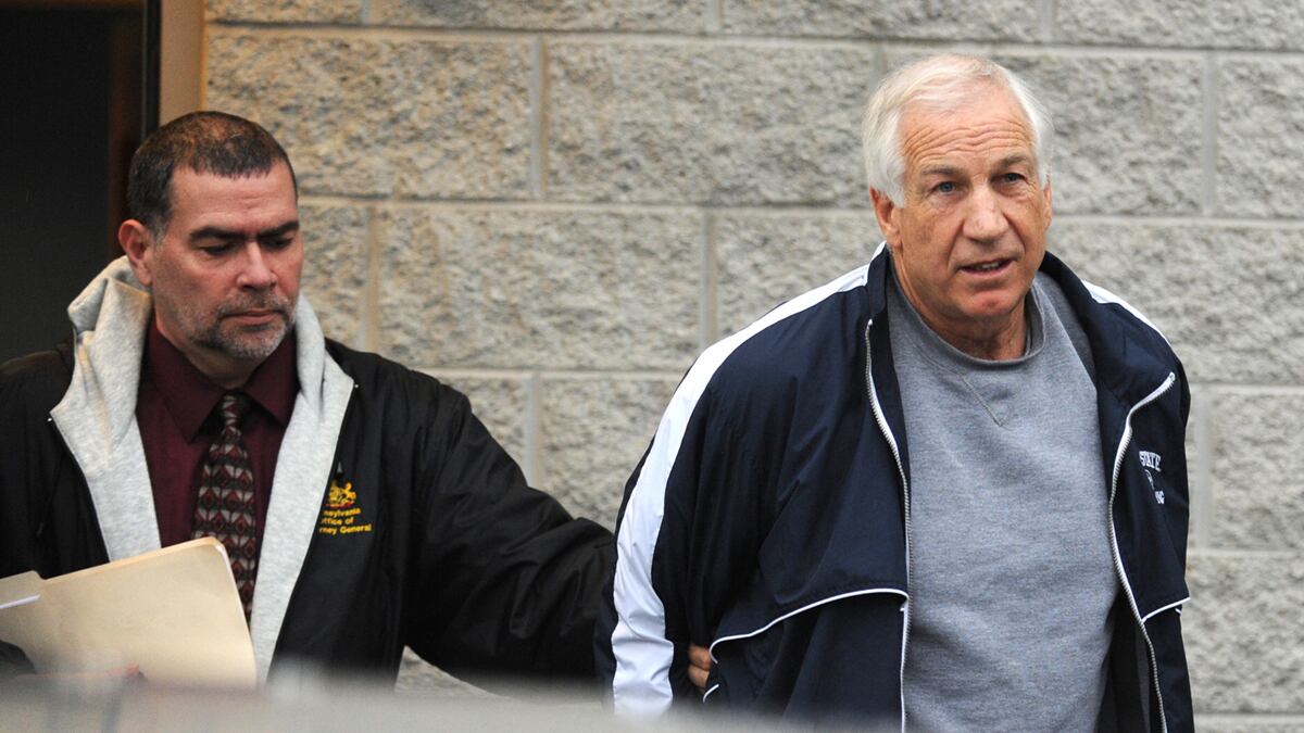 cheats/2011/12/08/sandusky-posts-bail/sandusky-out-on-bail-again-cs_rfbj5j