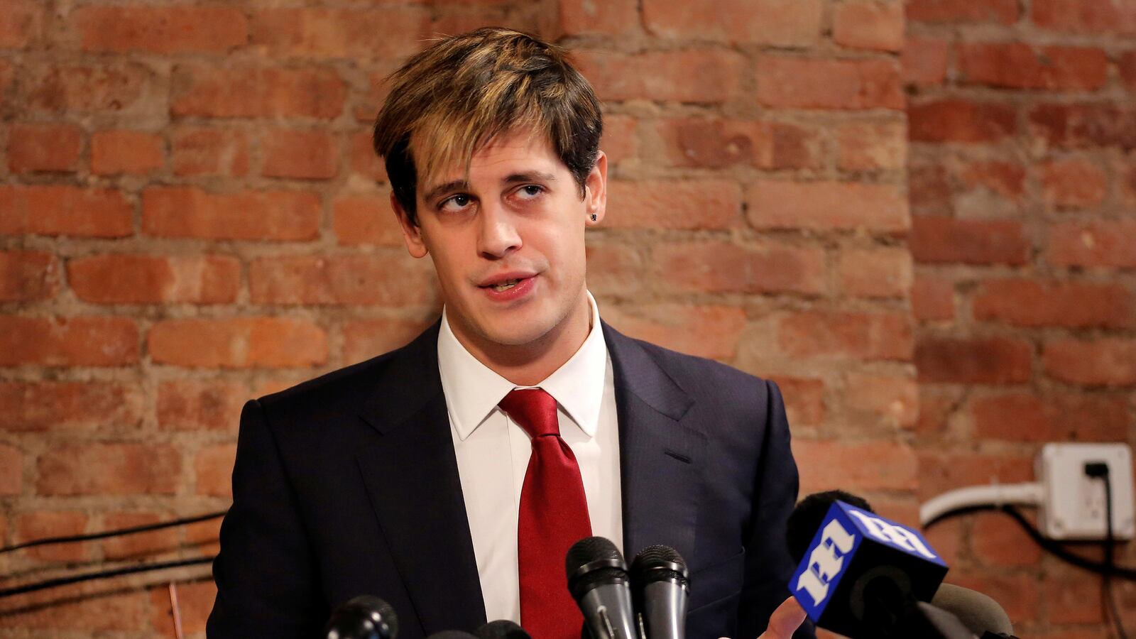 articles/2017/02/24/milo-yiannopoulos-reportedly-working-on-new-media-venture-set-to-stay-in-us/rsz_rtszpe5_fvdmva