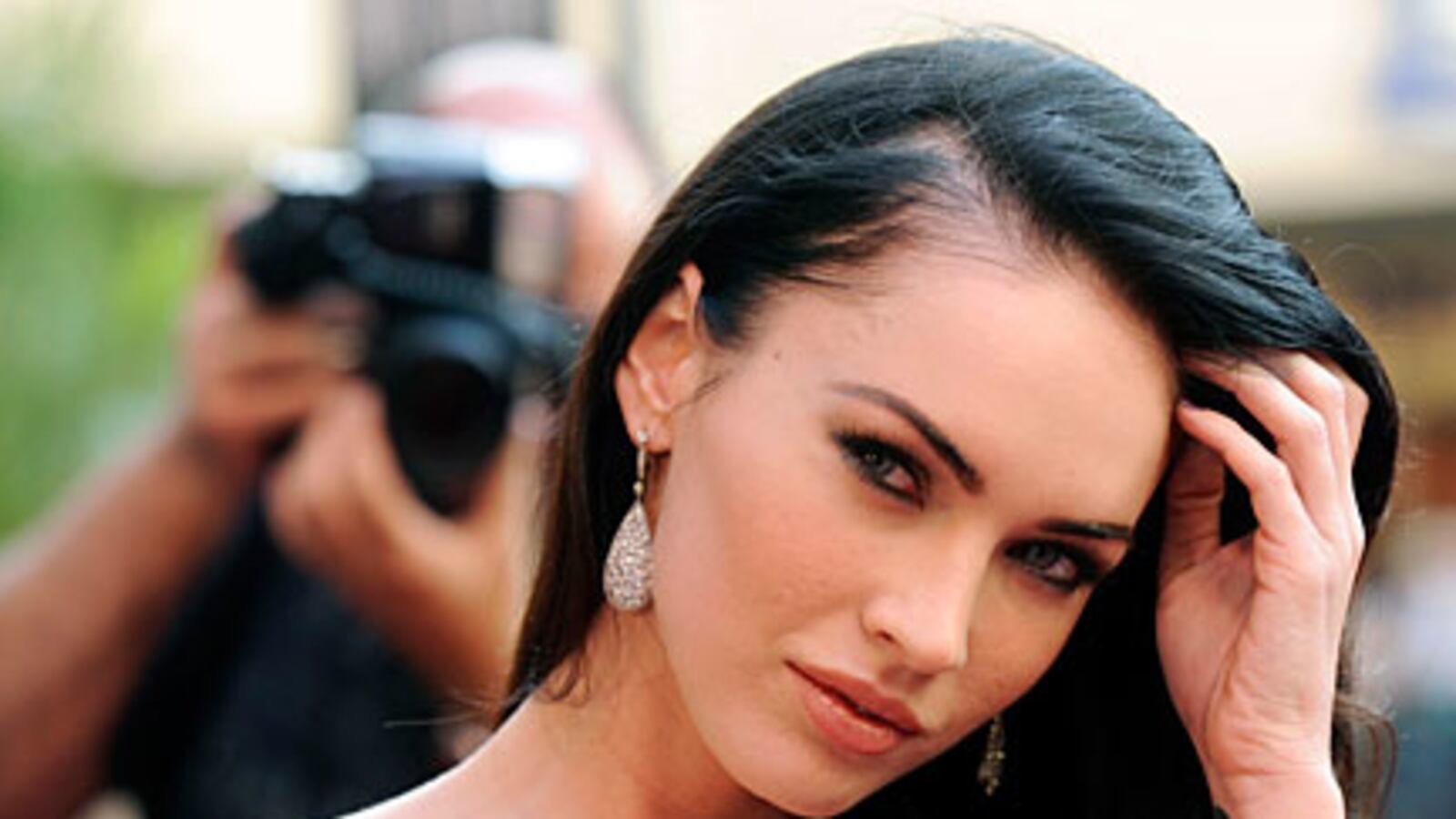 cheats/2009/10/14/armani-signs-megan-fox/megan-fox-3_ffbski