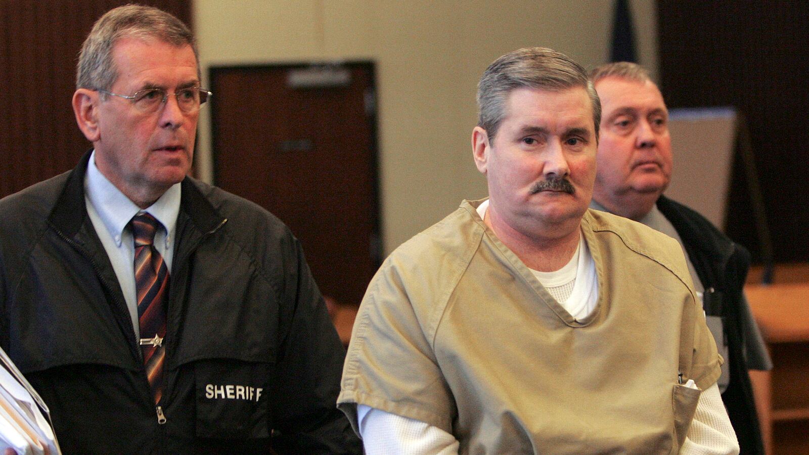 cheats/2013/04/07/clinton-hostage-taker-escapes/130407-leeland-eisenberg-cheat_urykml