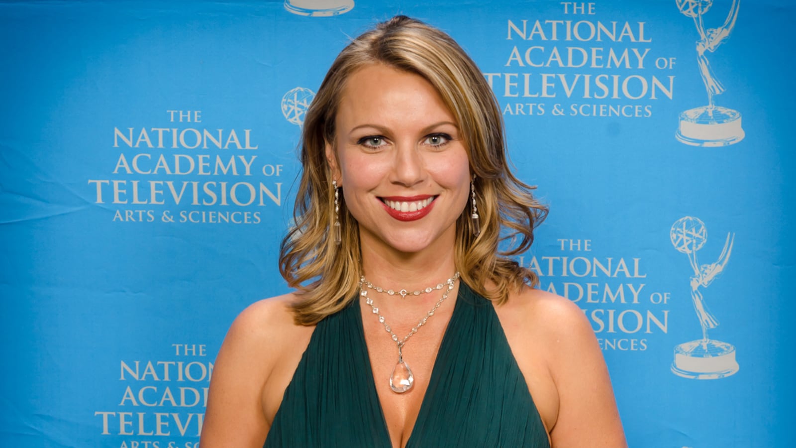 articles/2012/10/09/lara-logan-s-war-cry/lara-logan-speech-warren_lymaeq