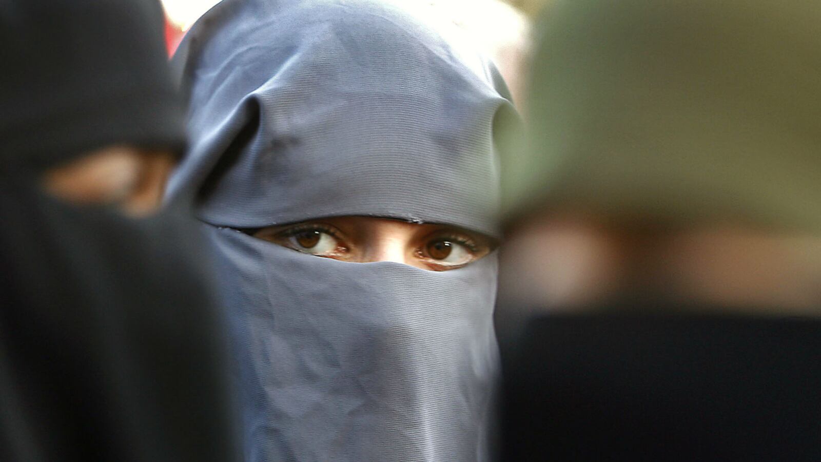 cheats/2015/05/22/dutch-cabinet-approves-burqa-ban/150522-niqab-burqa-ban-cheat_zlkyo6