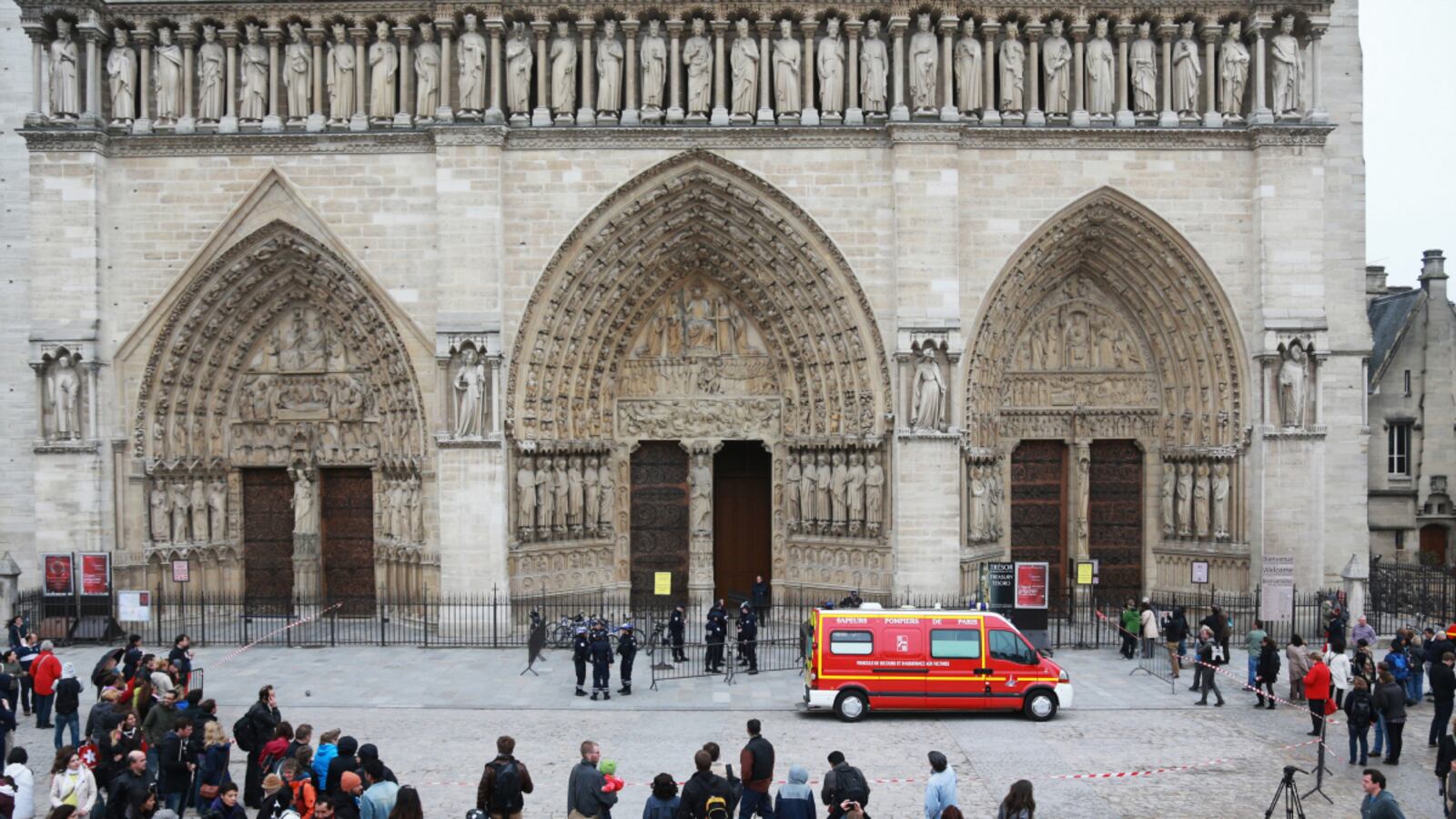 cheats/2013/05/21/french-right-wing-historian-commits-suicide-to-protest-gay-marriage/suicide-notre-dame-paris_watrjx