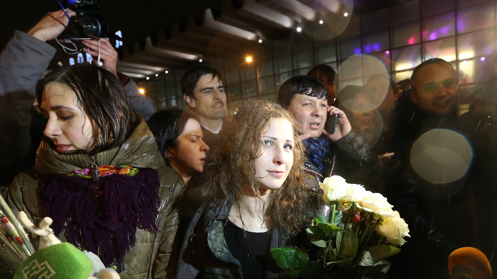 articles/2013/12/23/pussy-riot-greets-freedom-with-a-roar/131223-pussy-riot-release_ymveqf