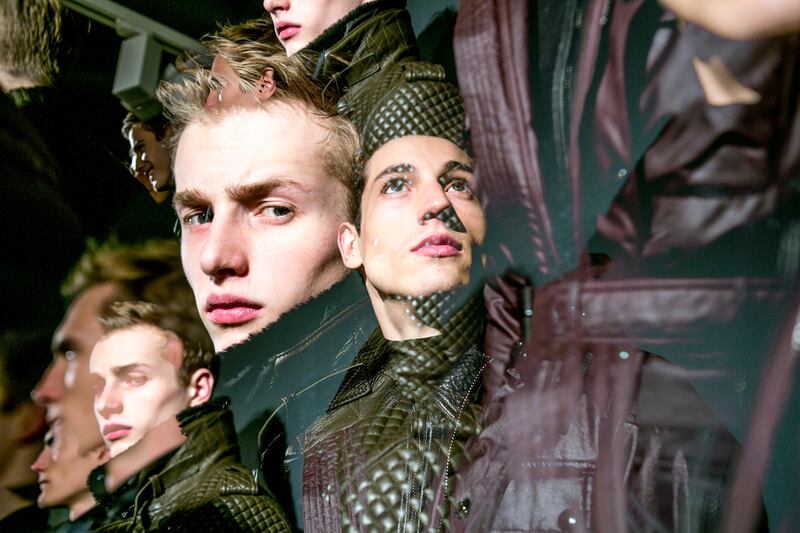 galleries/2013/01/16/backstage-at-men-s-fashion-week-in-milan-2013-photos/milan-mens-backstage-wrap28_yctzq5