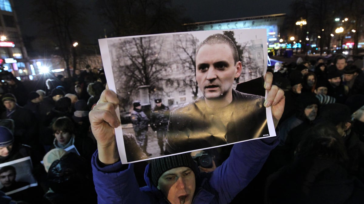 cheats/2011/12/29/hundreds-protest-in-moscow/russia-protest-jailed-activist-peaceful-cs_u5doaz