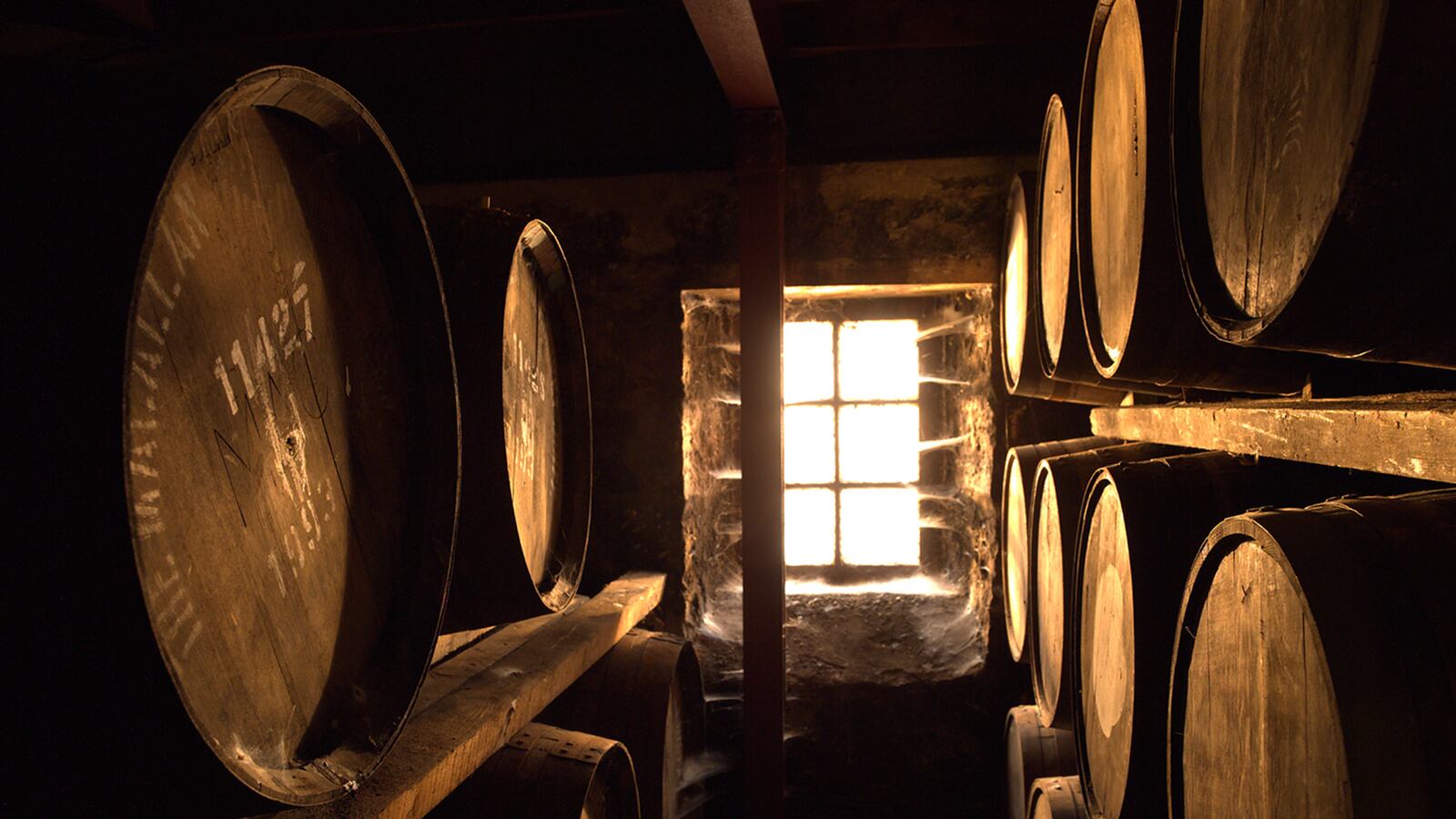 articles/2014/12/03/how-much-do-whisky-casks-really-affect-taste/141125-macallen-cask-tease_f7mmge
