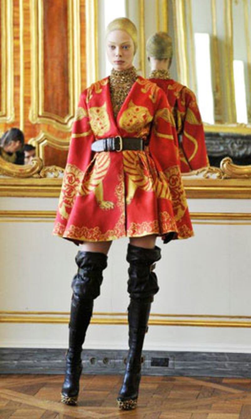 galleries/2010/03/09/alexander-mcqueen-s-last-collection/murphy-mcqueen-paris---16_joorip