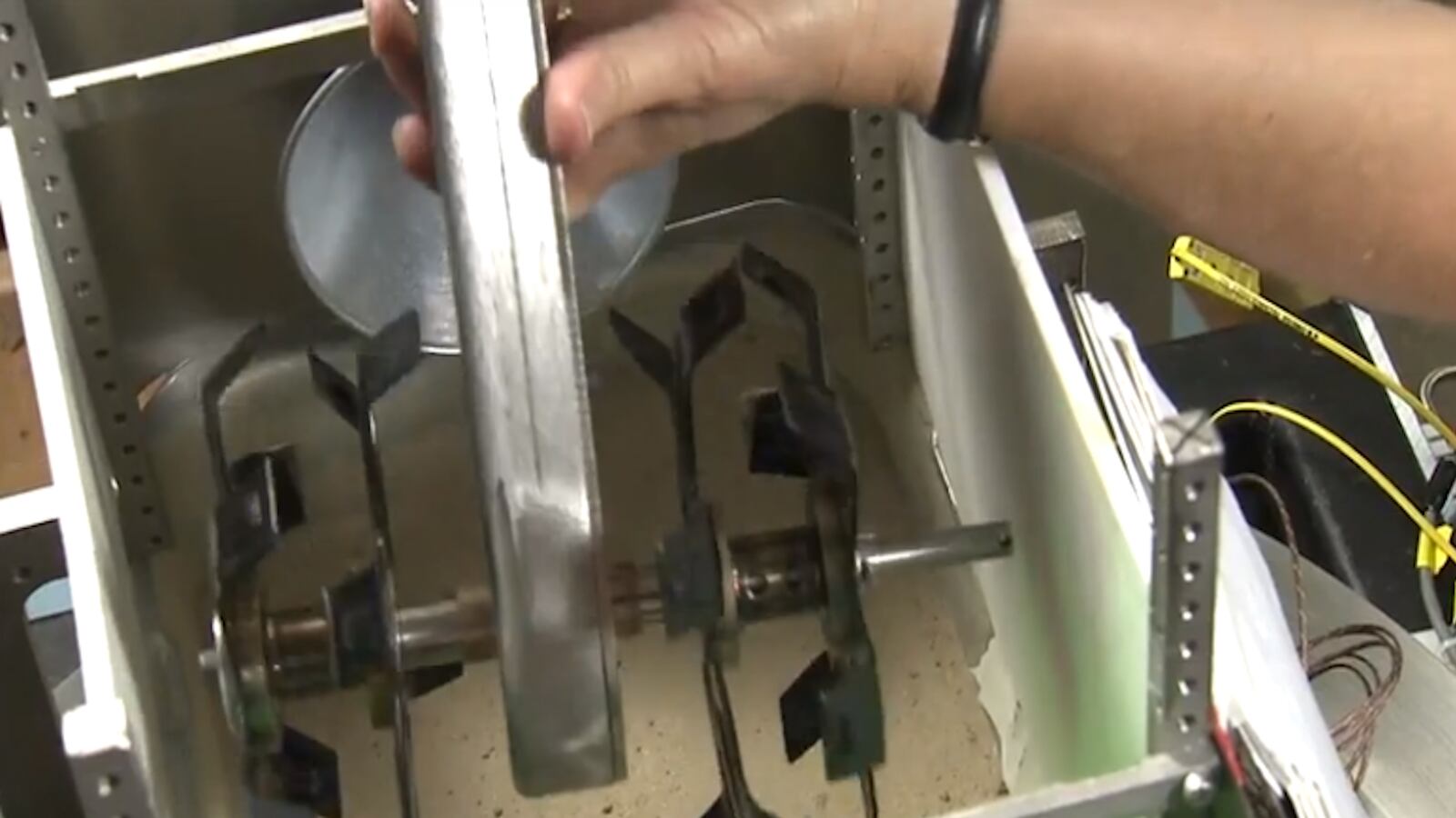 videos/2015/09/28/making-oxygen-from-martian-soil/150928-sayed-viral-vid-nasa_gnhfva