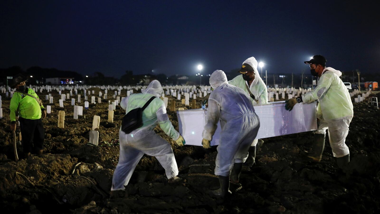 2021-07-23T130338Z_806535178_RC2BQO9WJKH6_RTRMADP_3_HEALTH-CORONAVIRUS-INDONESIA_yhlqyt