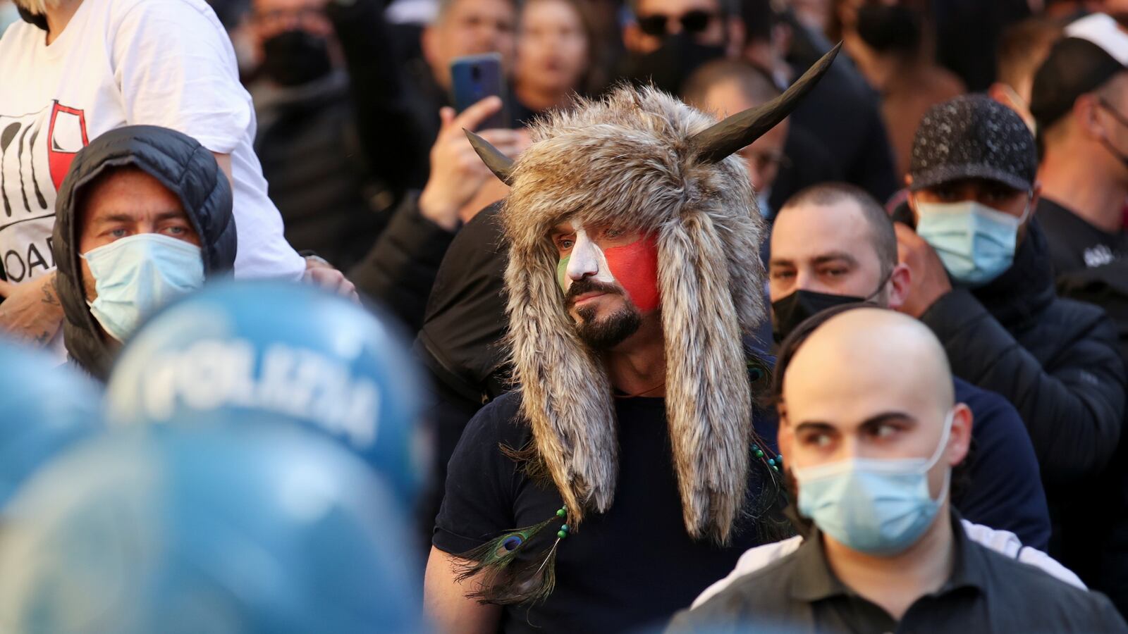 2021-04-06T153226Z_1001128564_RC2FQM91L8V3_RTRMADP_3_HEALTH-CORONAVIRUS-ITALY-PROTEST_adcrvl