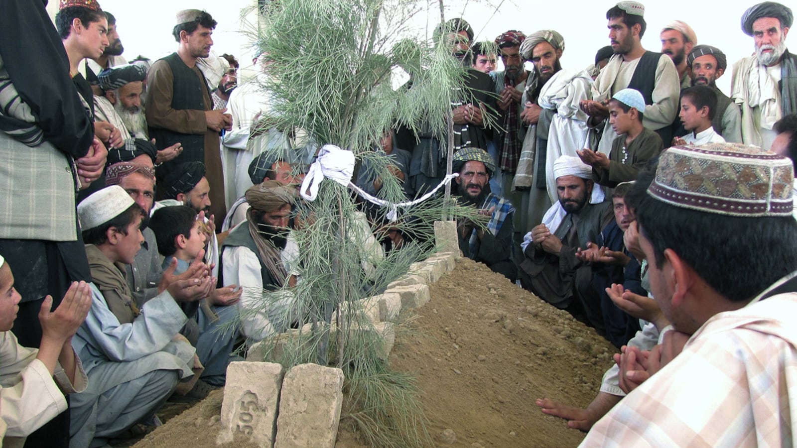 cheats/2011/07/15/karzai-s-killer-was-u-s-ally/ahmed-wali-karzai-funeral-grave-cheat_qylkgj
