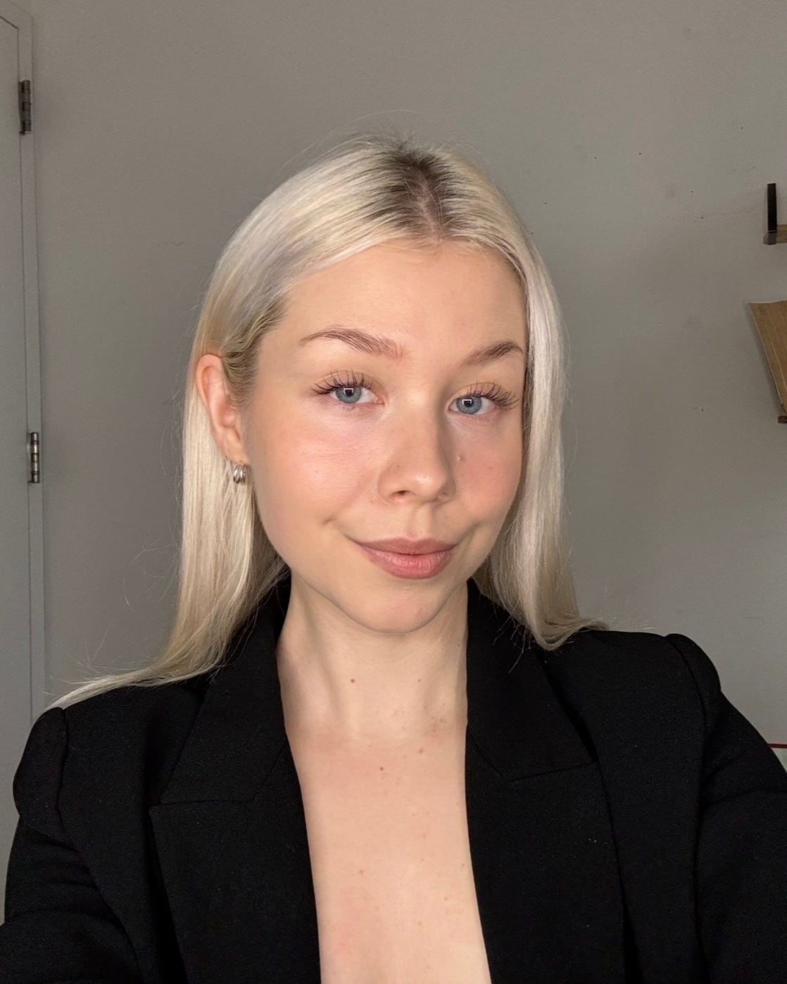 Writer Roosa Rahkonen in a selfie showing her lashes after trying a mascara-warming technique.