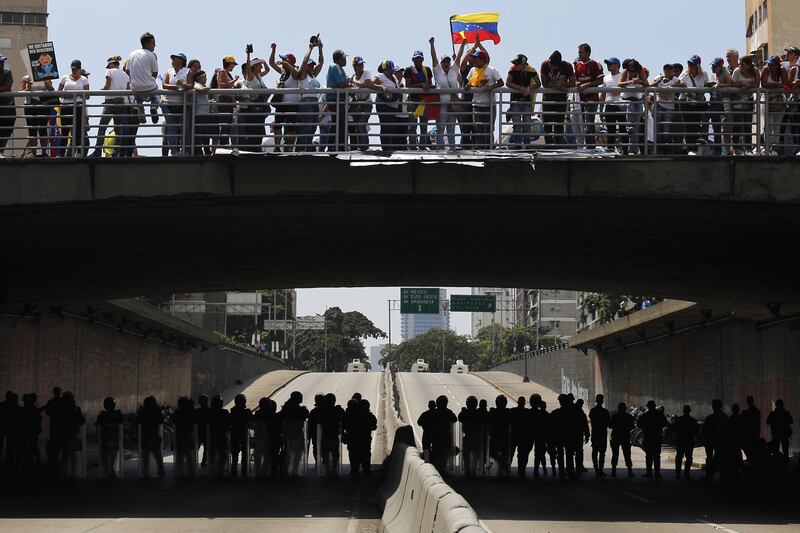galleries/2014/02/14/venezuela-erupts-in-violence-photos/140310-venezuela2_ejeee1