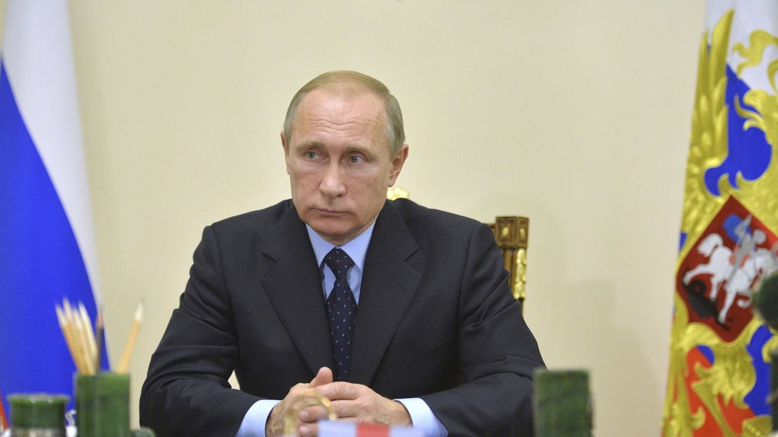 articles/2015/11/03/putin-was-missing-in-action-after-plane-crash/151103-nemtsova-plane-tease_gqhepu