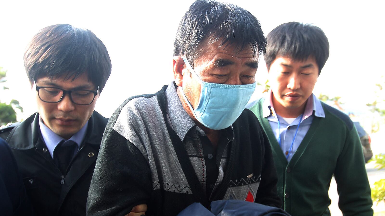 articles/2014/04/22/south-korea-s-ferry-disaster-gives-us-a-new-cowardly-captain-to-hate/140421-nadeau-ferry-tease_uxdrql