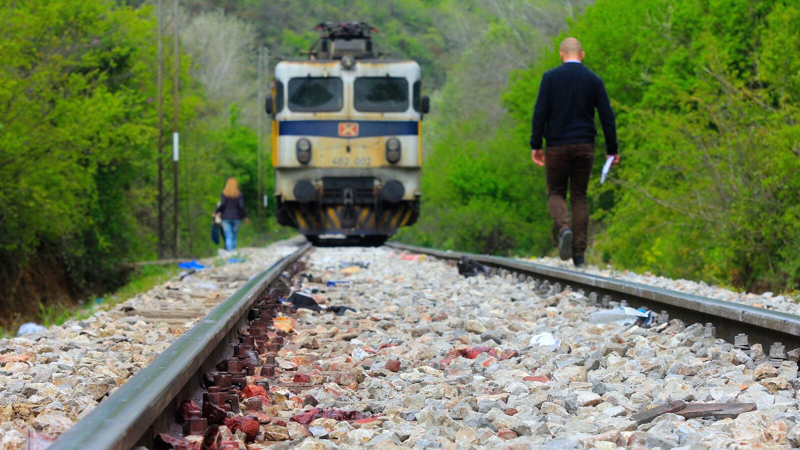 cheats/2015/04/24/14-migrants-killed-by-macedonian-train/150424-migrants-train-accident-cheat_okmek2