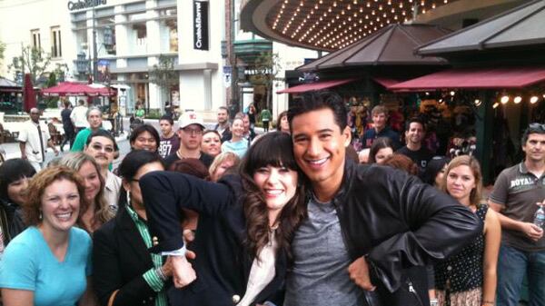 galleries/2011/10/09/sofia-vergara-ann-curry-elizabeth-hurley-more-celebrity-twitter-photos/zoey-deschanel-best-celebrity-twitter-photos_jyokd7