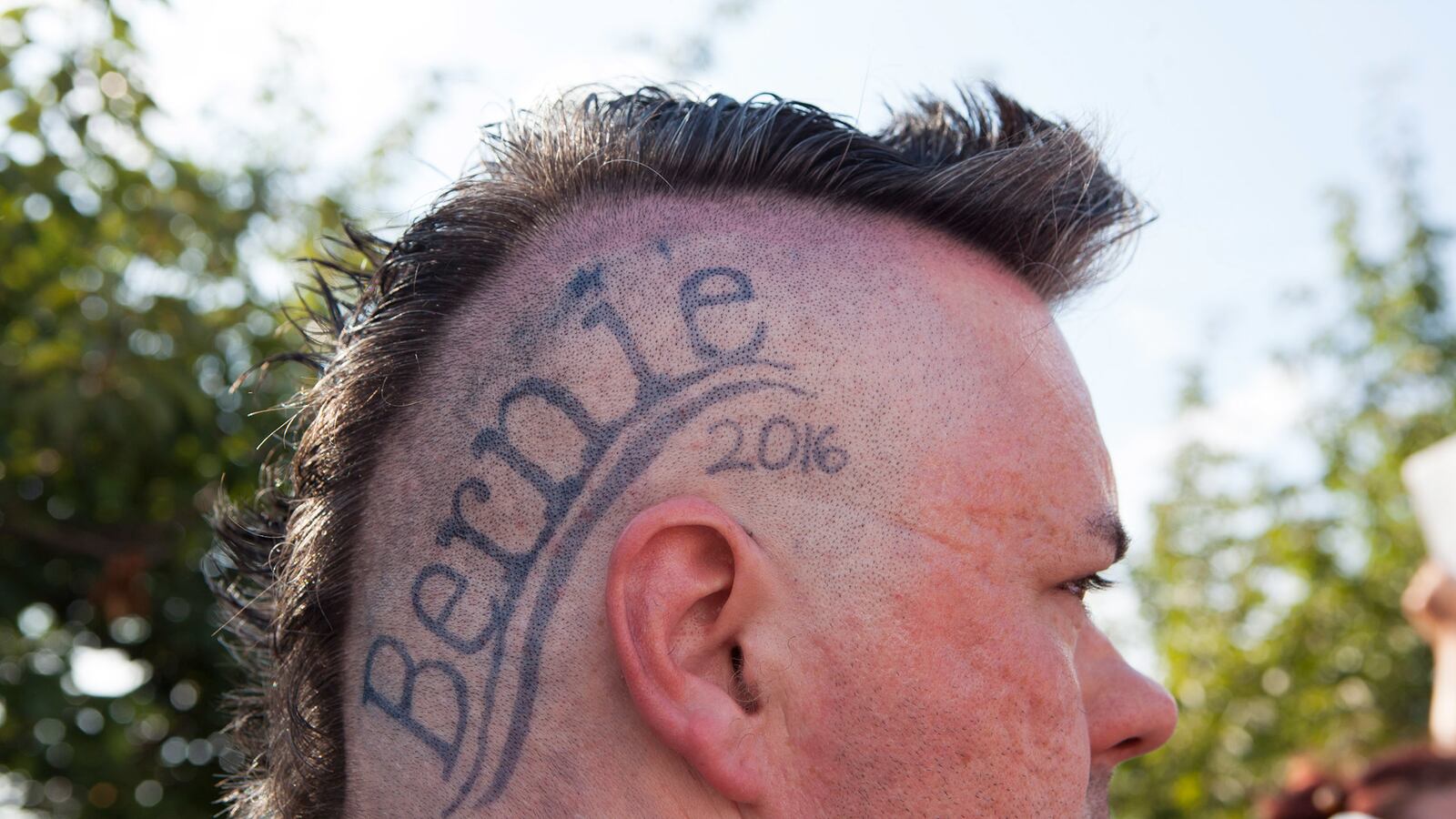 articles/2016/07/28/a-fashion-field-guide-to-dnc-stereotypes/160728-joiner-dnc-fashion-tease_t5q8lz