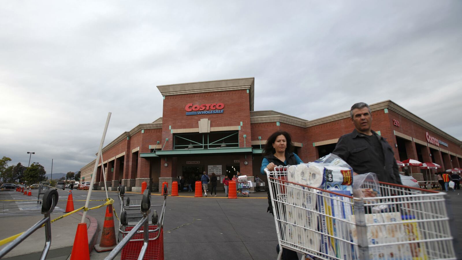 cheats/2015/11/25/7-states-hit-with-e-coli-outbreak/151124-costco-e-coli-outbreak-cheat_yru9u7