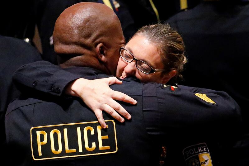 galleries/2016/07/12/a-tearful-day-in-dallas-photos/160712-dallas-funeral6_sgrhrk