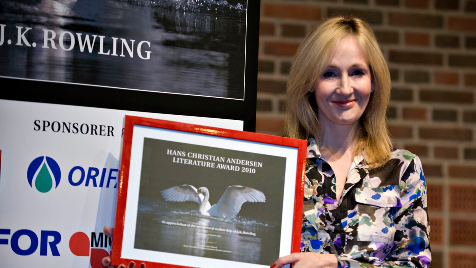 cheats/2011/11/24/j-k-rowling-hounded-by-press/mogul-moms-rowling_qdre4x