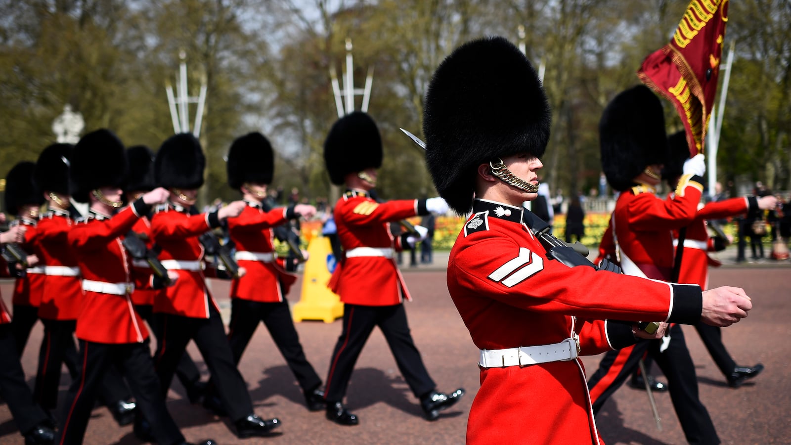 2016-04-21T120000Z_1430116424_LR1EC4L0Y2ZBQ_RTRMADP_3_BRITAIN-ROYALS-QUEEN_ryxckh