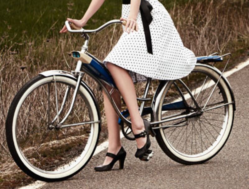 articles/2010/09/04/innovative-women-lead-the-urban-bicycle-trend/girls-on-bikes_124376_v9gdji