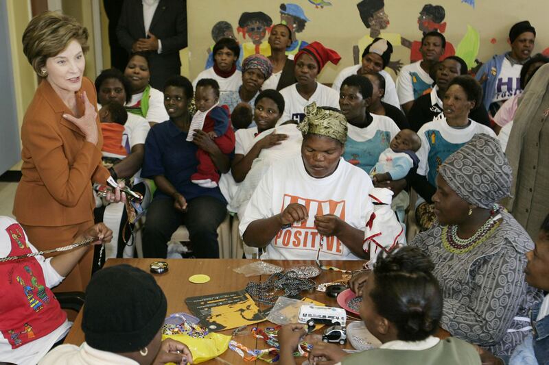 galleries/2011/06/25/first-ladies-go-abroad/bush-south-africa_vq5fk3