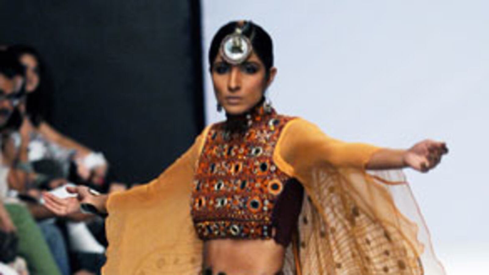 galleries/2010/04/09/pakistan-fashion-week/pakistan-fashion-week---8_bf5k5q