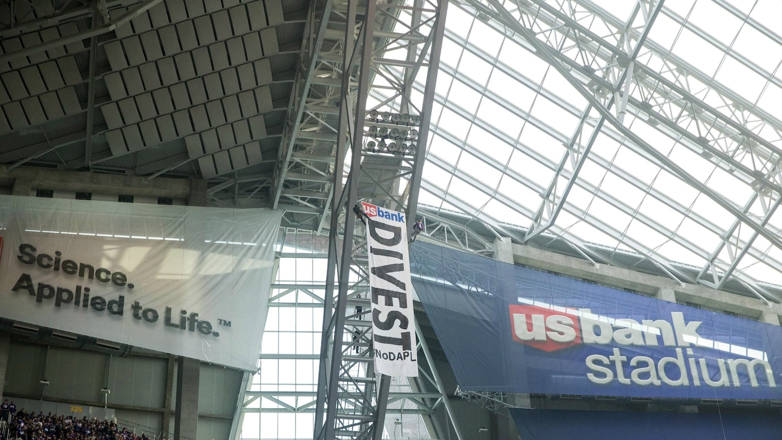 cheats/2017/01/01/anti-pipeline-protesters-hang-from-rafters-at-vikings-game/170101-vikings-game-pipeline-protesters-cheat_wvszfe