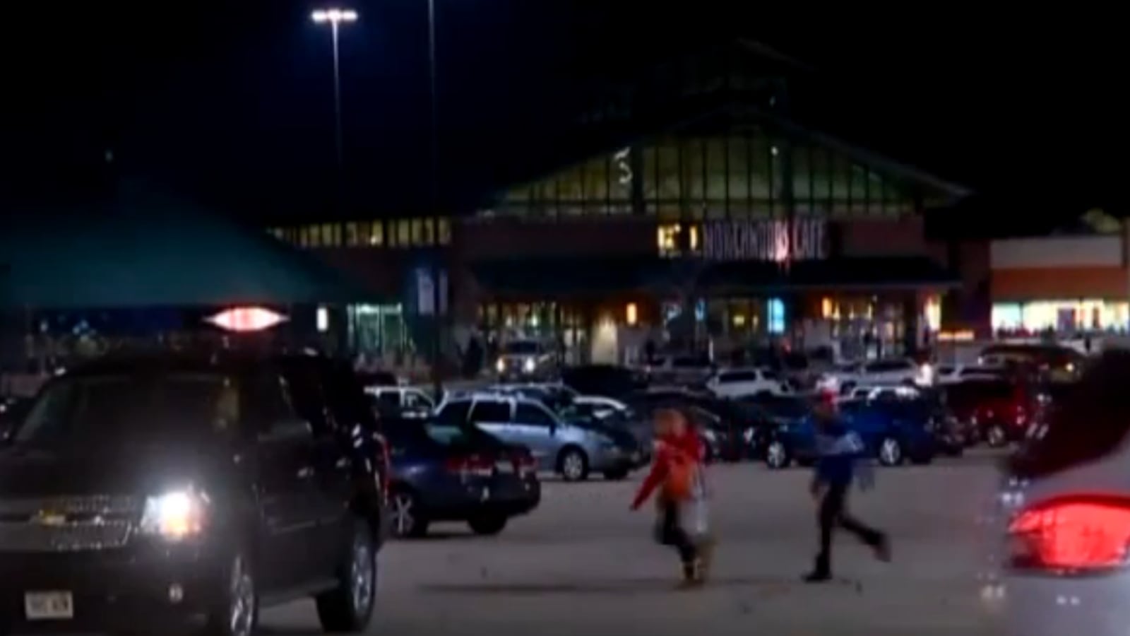 cheats/2016/12/28/wi-mall-evacuated-amid-shooting-fears/161227-wisconsin-mall-panic-cheat_s8pigs