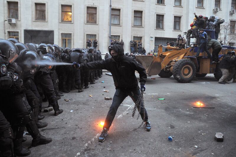 galleries/2013/12/03/ukraine-explodes-in-violence-protesters-call-for-yanukovych-to-resign-photos/131202-ukraine-protest1_hakiit