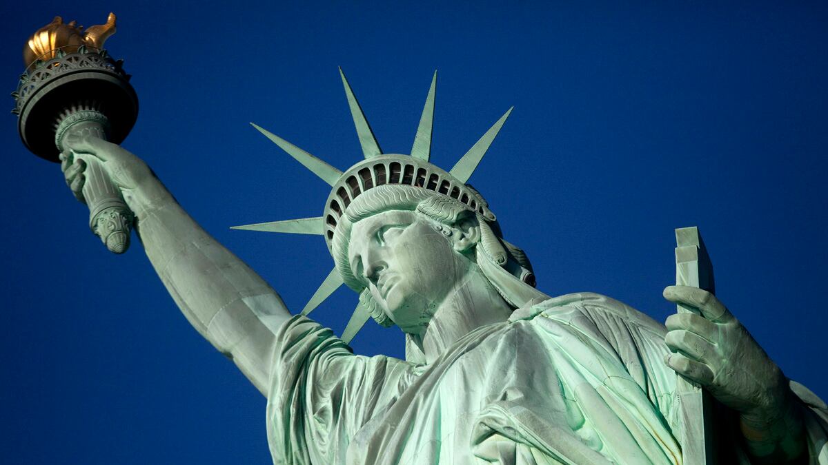 articles/2011/10/29/statue-of-liberty-turns-125-as-immigration-debate-rages/statue-liberty-cheat_etixfv
