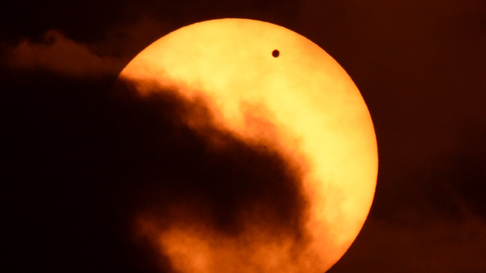 cheats/2012/06/05/venus-creates-planetary-spectacle/venus-cheat_iqcfs3