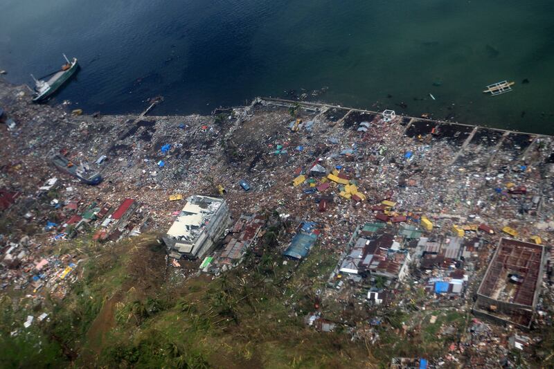 galleries/2013/11/08/monster-typhoon-haiyan-barrels-into-philippines-photos/131110-typhoon7_lpruzl