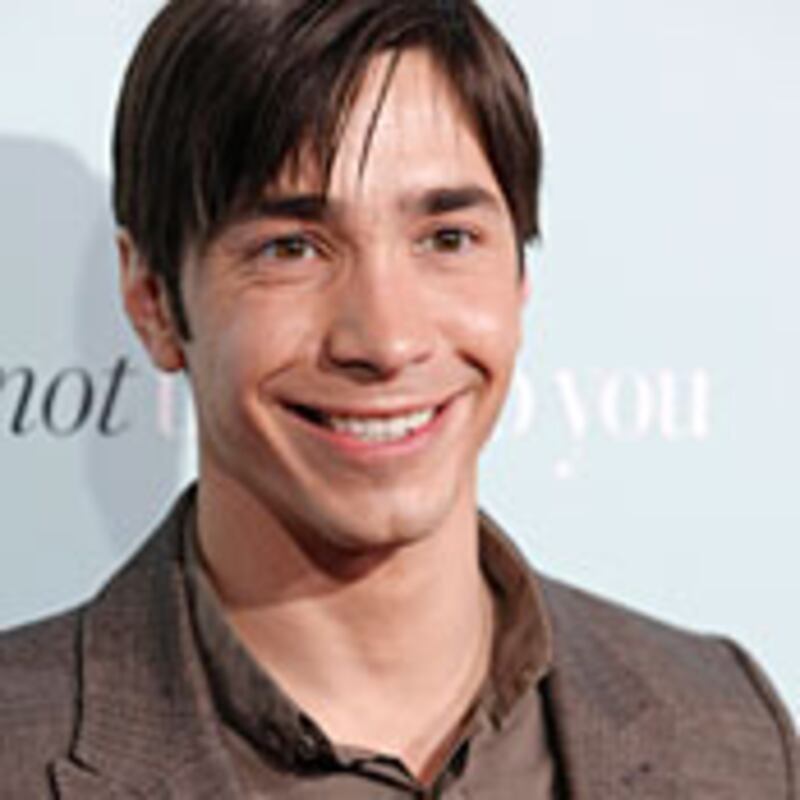 articles/2009/02/05/life-with-jen-drew-steve-jobs/syme-justin-long_12947_ahfxtt