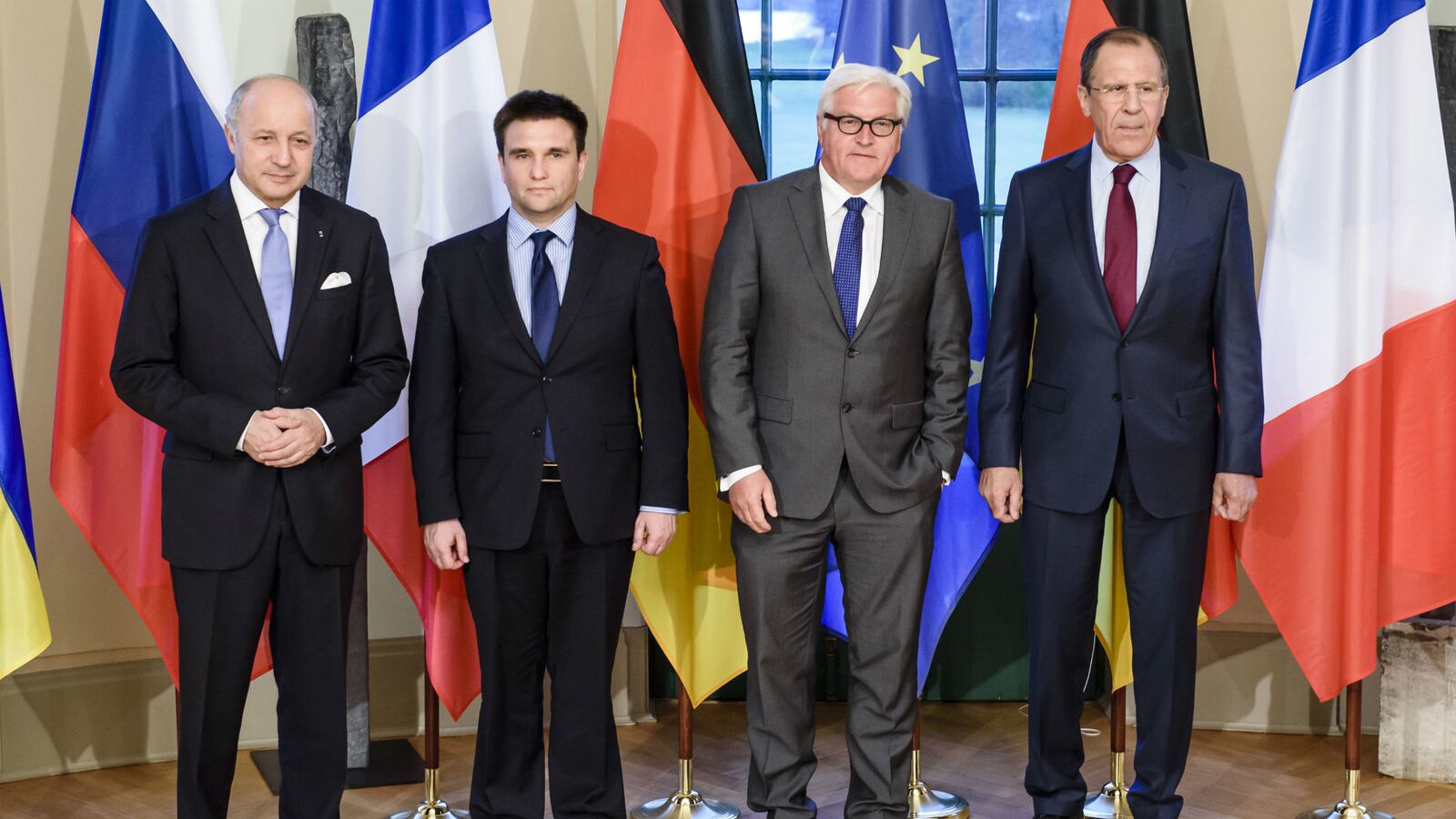 cheats/2015/04/13/diplomats-call-for-weapons-withdrawal/150414-ukraine-foreign-ministers-cheat_tie5ef